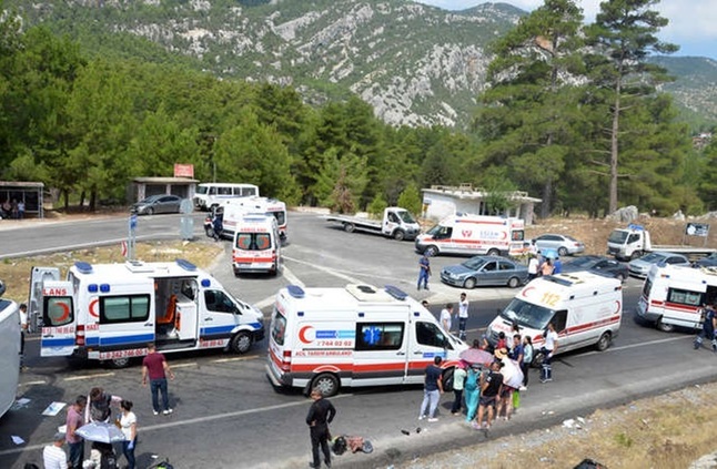 مقتل 11 شخصا وإصابة العشرات بحادث سير جنوب تركيا (فيديو)