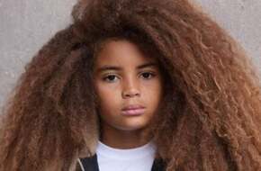 طفل بريطانى مصاب بـ"رهاب الحلاقة" مُعرض للطرد من المدرسة بسبب شعره الطويل - اليوم السابع