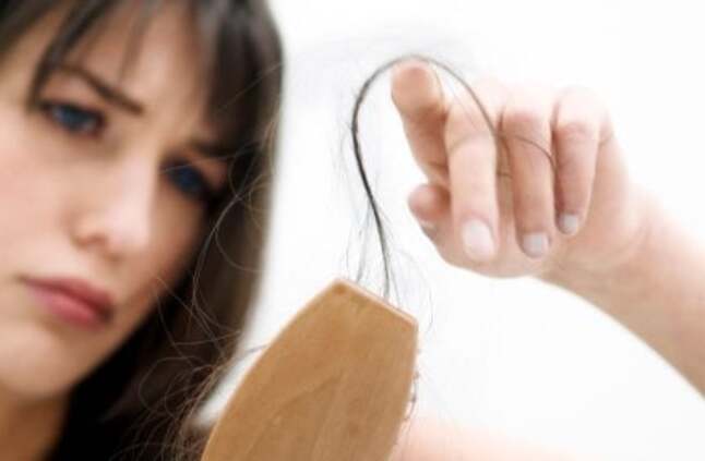 4 أسباب طبية لتساقط الشعر أبرزها الوراثة ولخبطة الهرمونات - اليوم السابع