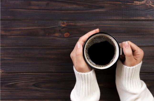 4 آثار جانبية للإفراط في شرب الشاي والقهوة