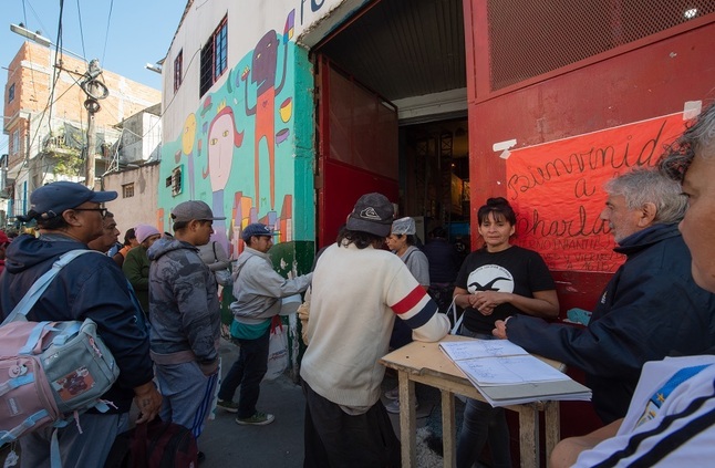 رئيس الأرجنتين يحتجز آلاف الأطنان من الأغذية المخصصة للفقراء
