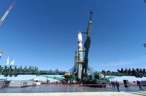 روسيا.. نصب صاروخ Soyuz-2.1a في قاعدة "بايكونور" استعدادا لإطلاقه (صور)