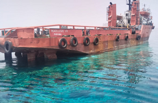 خاص - تضرر الشعاب المرجانية بعد جنوح سفينة مواد بترولية أمام سواحل سفاجا (صور)