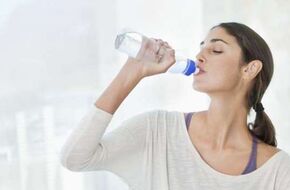 احذر الإفراط في شرب المياه مع ارتفاع درجات الحرارة.. قد يؤدي لإصابة خطيرة