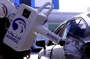 الإمارات.. ذراع آلية بتقنيات الذكاء الاصطناعي تزود السيارات بالوقود