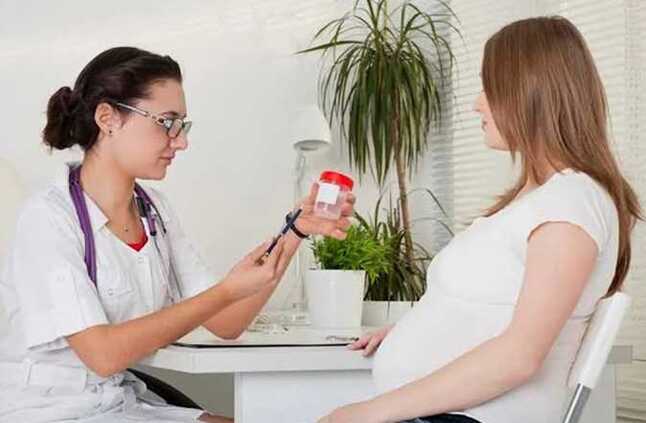 متي يجب زيارة الطبيب؟ 8 أسباب وراء تغير لون البول أثناء الحمل | المصري اليوم