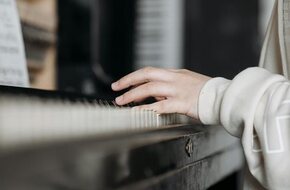 خطوات بسيطة لتعليم طفلك العزف على البيانو.. طلعى الفنان اللى جواه - اليوم السابع