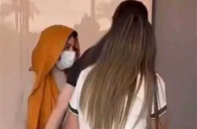 شيرين عبدالوهاب تثير الجدل بعد ظهورها بالحجاب والكمامة في الكويت (فيديو) | المصري اليوم