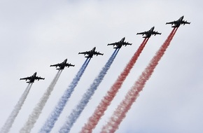 بالفيديو.. طائرات عسكرية تزين سماء موسكو بألوان العلم الروسي