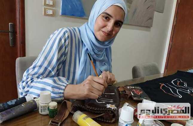 فنانة في إعادة التدوير .. فاطمة دمياطية تعيد الحياة للملابس القديمة برسومات كرتونية | المصري اليوم