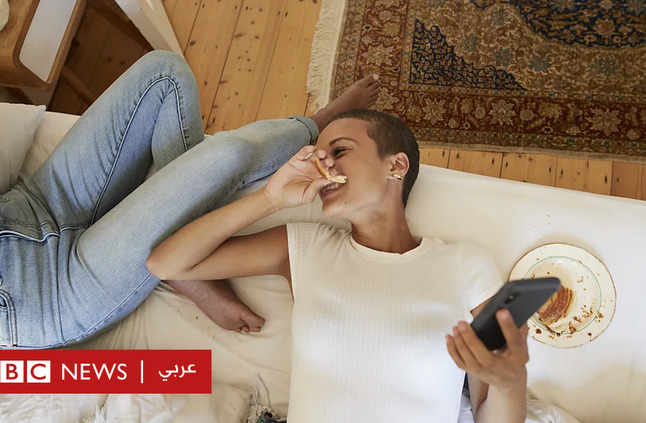 هل يمكن أن يجعلنا العيش مع الغرباء أكثر سعادة؟ - BBC News عربي