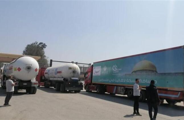 القاهرة الإخبارية : شاحنات المساعدات تنتظر بطول 50 كيلو من معبر رفح | ميديا وتوك شو | الصباح العربي