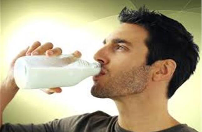 هل يؤثر شرب الحليب على التهاب المفاصل؟ الحقائق والتحذيرات