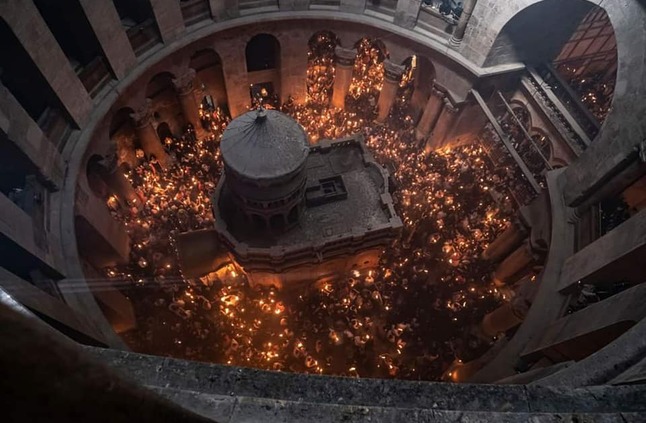 النور المقدس.. ماذا نعرف عن الشعلة التي تطير من القدس إلى بلدان كثيرة في رحلات جوية خاصة؟‬