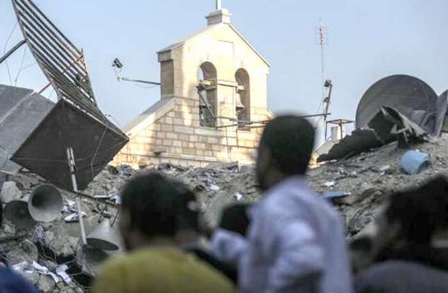 «غزة».. المسيحيون يحتمون من بطش القصف بالكنائس