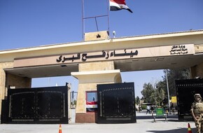نائب مصري يحذر من خطورة الضغوط الشديدة على بلاده لإدخال النازحين إلى سيناء قبل اقتحام رفح