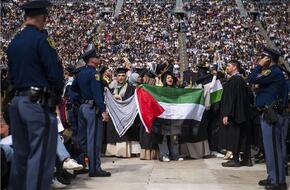 احتجاج مناهض للحرب في غزة وسط أجواء حفل التخرج بجامعة ميشيجان الأمريكية   