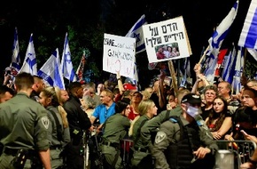 الآلاف يتظاهرون في إسرائيل للمطالبة باتفاق رهائن مع حماس