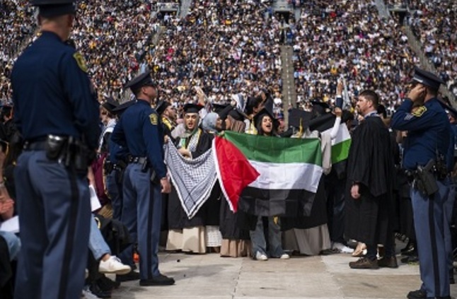 احتجاج مناهض للحرب في غزة وسط أجواء حفل التخرج بجامعة ميشيجان الأمريكية (فيديو)