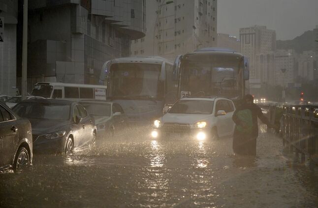 الأرصاد السعودية تحذر من الأمطار الرعدية والأتربة المثارة في بعض مناطق المملكة (فيديو)