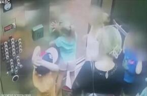 تعليق يد طفلة بين المصعد والجدار تسبب جرح عميق| فيديو