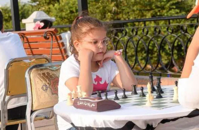 «نورسين» عمرها 9 سنوات وتمثل مصر عالميا في الشطرنج: أتمنى أشرف بلدي