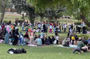 توافد الشباب والعائلات على حدائق القناطر للاحتفال بشم النسيم  (صور ) | المصري اليوم