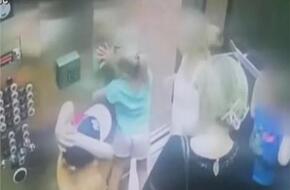 لحظات مرعبة.. طفلة كادت تخسر يدها بين المصعد والجدار | فيديو