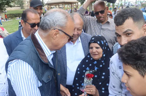 محافظ القليوبية يوزع الورد على المحتفلين في شم النسيم بحدائق القناطر الخيرية  | أهل مصر
