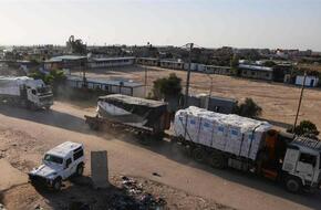 استمرار دخول المساعدات إلى الجانب الفلسطيني وسط العراقيل الإسرائيلية