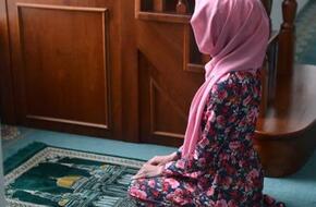ما حكم تغطية قدم المرأة في الصلاة؟