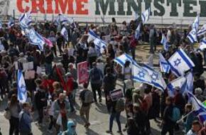 محتجون إسرائيليون يغلقون طريقا سريعا في تل أبيب