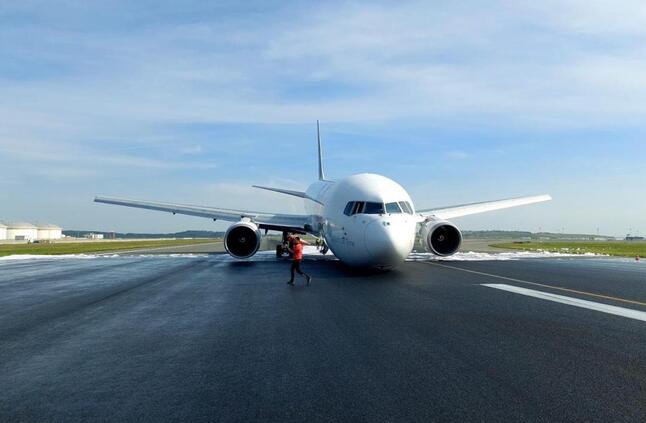 بالفيديو.. طائرة "بوينغ" تواجه عطلا بمدرج مطار اسطنبول وتهبط دون عجلة أمامية