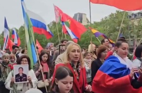 حاملين أعلام روسيا والاتحاد السوفيتي.. انطلاق مسيرة "الفوج الخالد" في باريس (فيديو)