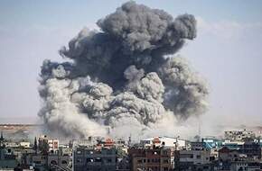 بسبب القصف الإسرائيلي.. انفجار ضخم على الهواء شرق رفح الفلسطينية - فيديو