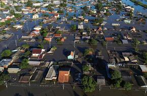 ارتفاع عدد ضحايا الفيضانات في جنوب البرازيل إلى 107 أشخاص