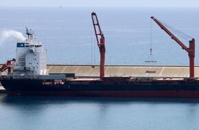 سفينة تحمل مئات الأطنان من المساعدات تغادر قبرص متجهة لغزة