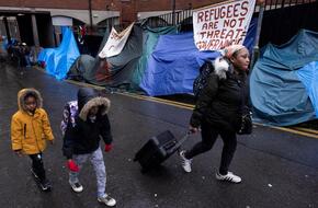 السلطات الأيرلندية تزيل خيام طالبي اللجوء وتنقل 163 شخصا في دبلن