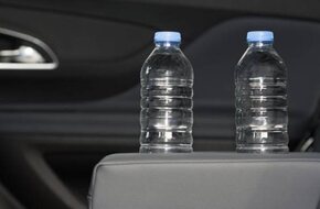 لماذا يجب تجنب شرب الماء من الزجاجات البلاستيكية في فصل الصيف؟ - صوت الأمة