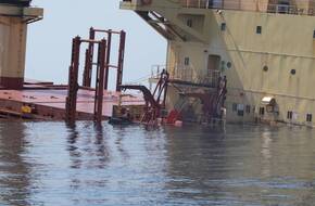 هيئة بريطانية: السفينة التجارية المستهدفة من قبل الحوثيين في البحر الأحمر مهددة بالغرق