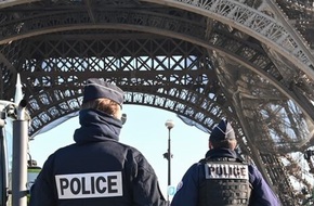 فرنسا.. أحد المارة يقبض على مطلوب بعد فشل شرطيتين بالسيطرة عليه (فيديو)