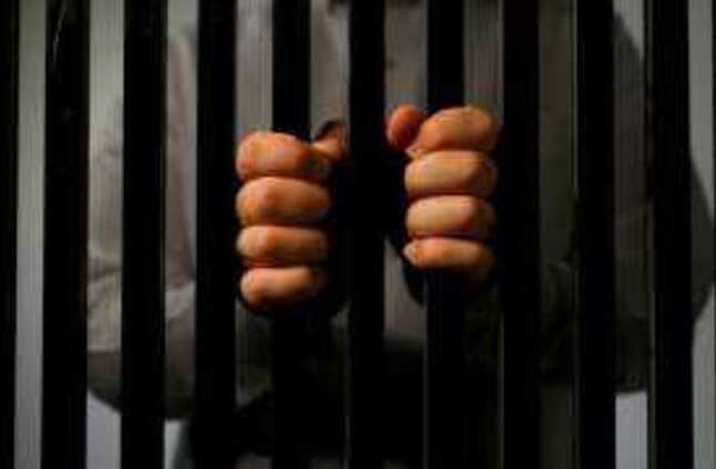 السجن للمتهمين بانتحال صفة رجال شرطة وسرقة مواطنين بمنطقة ولاق الدكرور