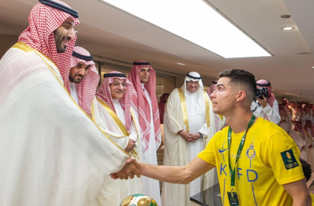 تفاعل واسع مع لقطة رونالدو ومحمد بن سلمان بعد نهائي كأس ملك السعودية (فيديو وصور)