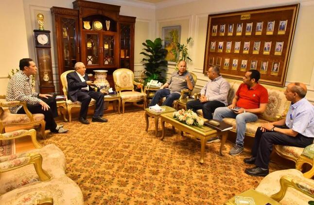محافظ أسيوط يستكمل لقاءاته الدورية مع أعضاء مجلسي النواب والشيوخ لبحث مطالب واحتياجات المواطنين | محافظات | الصباح العربي
