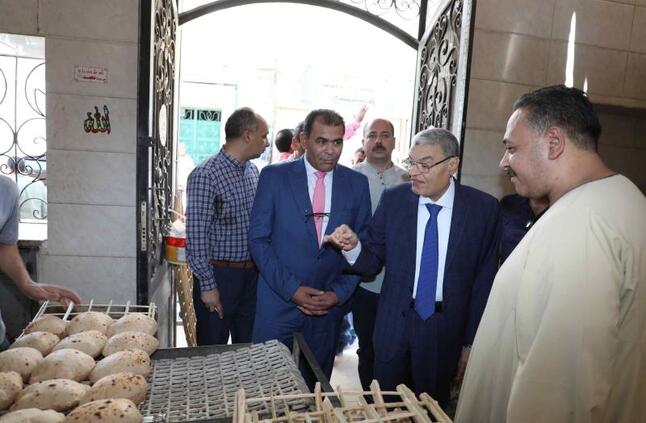 محافظ المنيا يتفقد عدداً من المخابز البلدية لمتابعة منظومة الخبز المدعم | محافظات | الصباح العربي