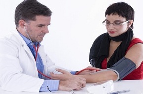 طبيبة توضح سبب زيادة خطر إصابة النساء ببعض الأمراض