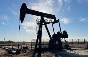 تراجع أسعار النفط عالميا وسط مكاسب للدولار وترقب بيانات أمريكية