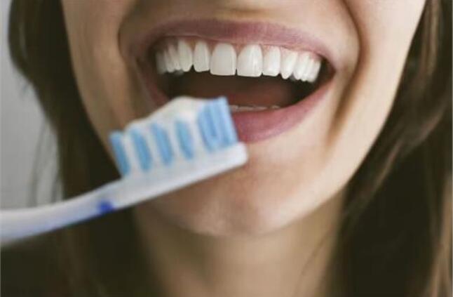 «هتدمر أسنانك».. تعرف على الأوقات الصحيحة لتنظيف الأسنان