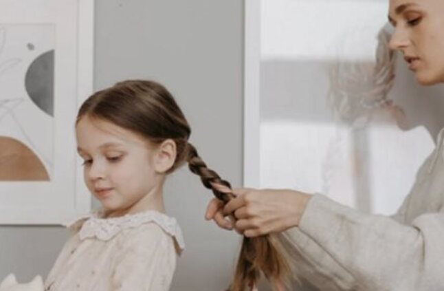4 خطوات تحافظ على شعر الأطفال بعد الاستحمام المتكرر في الصيف   - اليوم السابع