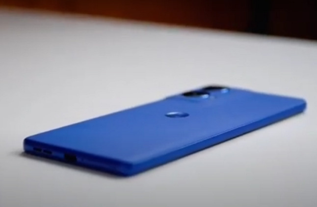 موتورولا تكشف عن هاتفها المتطور الجديد (فيديو)